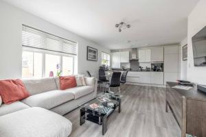 STYLISH HOME @ VIRGINIA WATER LAKE & FREE PARKING