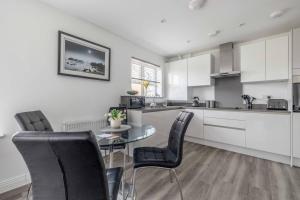 STYLISH HOME @ VIRGINIA WATER LAKE & FREE PARKING