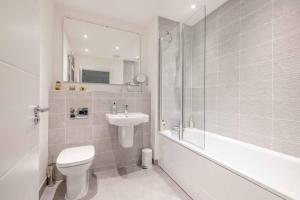 חדר רחצה ב-STYLISH HOME @ VIRGINIA WATER LAKE & FREE PARKING