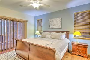 Un dormitorio con una cama y un ventilador de techo. en 3 Mi to Golf Course Show Low Escape with Fire Pit, en Show Low