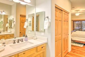 Un baño con lavabo, espejo y cama. en 3 Mi to Golf Course Show Low Escape with Fire Pit, en Show Low 34 fotos más