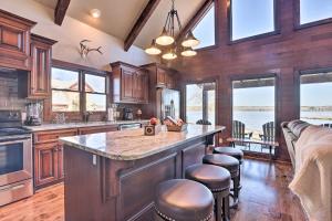 Kuchyň nebo kuchyňský kout v ubytování Shoreline Home with Boat Dock and Fire Pit in Shelby!