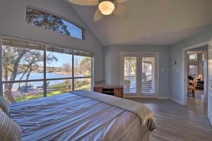 Ένα ή περισσότερα κρεβάτια σε δωμάτιο στο Lakefront Getaway with Boat Dock, Canoe, Grill!