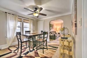 - une salle à manger avec un ventilateur de plafond, une table et des chaises dans l'établissement Inviting Royal Oak Abode, 16 Mi to Detroit!, à Royal Oak