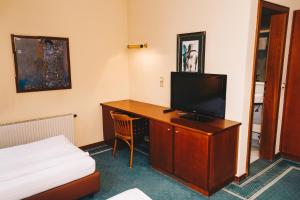Camera con scrivania, TV e letto. di Paul's Hotel a Knittelfeld