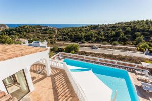 una villa con piscina e vista di Ocean view beach villa a Budens