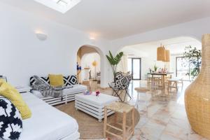 un soggiorno con un divano bianco e un tavolo di Ocean view beach villa a Budens