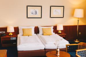 クニッテルフェルトにあるPaul's Hotelのソファとテーブル付きのホテルルーム