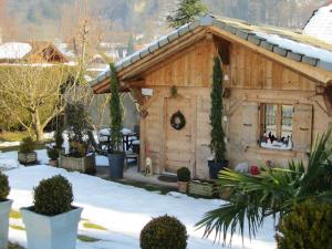 een hut in de sneeuw met een krans erop bij Villa d'une chambre avec piscine privee sauna et jardin clos a Allinges in Allinges