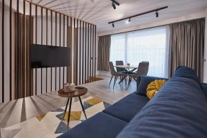 Televízia a/alebo spoločenská miestnosť v ubytovaní Apartamenty Świnoujście - Lividus 323