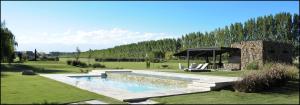 المسبح في La Estacada Polo & Lodge أو بالجوار