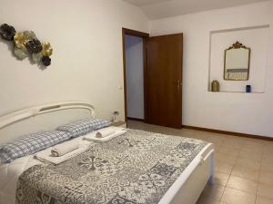 1 dormitorio con cama y espejo en L'Oca Giuliva, en Casale Monferrato