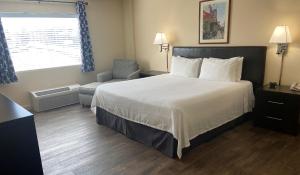 A bed or beds in a room at University Inn Duke