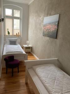 Bilderbuchcafe - Ferien - Apartment NO 3 - Markt 7 tesisinde bir odada yatak veya yataklar