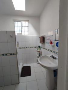 a white bathroom with a sink and a shower at VAMO A ROLA in Campeche