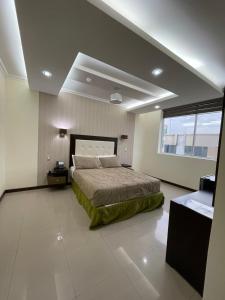 a bedroom with a large bed and a large window at PALMAR CENTER in El Guabo +24 photos