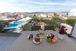 Φαγητό σε αυτό το διαμέρισμα ή κάπου εκεί κοντά