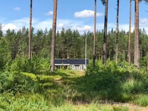 une maison au milieu d'une forêt dans l'établissement Modern lakeside cottage & boat near Isaberg, à Kävsjö