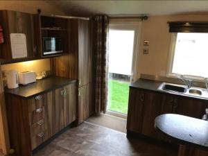 Dapur atau dapur kecil di The Winchester luxury pet friendly caravan on Broadland Sands holiday park between Lowestoft and Great Yarmouth