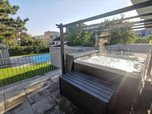 Bazén v ubytování Dream Getaway Apartment with Jacuzzi and Pool nebo v jeho okolí