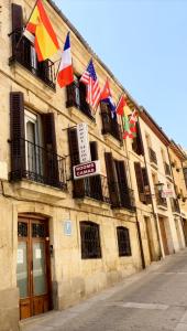 un edificio con banderas a un lado. en Sweet Home Salamanca, en Salamanca