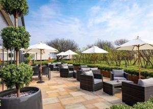 Zahrada ubytování The Winchester luxury pet friendly caravan on Broadland Sands holiday park between Lowestoft and Great Yarmouth