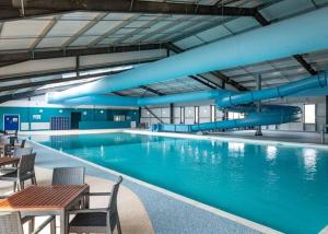 Bazén v ubytování The Winchester luxury pet friendly caravan on Broadland Sands holiday park between Lowestoft and Great Yarmouth nebo v jeho okolí