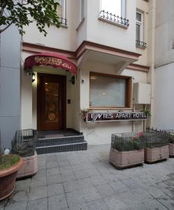 un edificio con un letrero que lee Hotel de Arte Hyneys en Entes Apart, en Estambul
