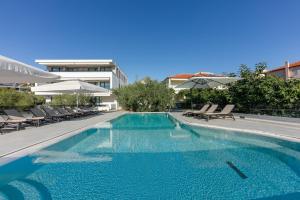 Πισίνα στο ή κοντά στο Villa Dora