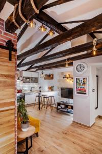 een keuken en een woonkamer met houten balken bij Apartment Ami in Split
