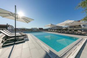 Πισίνα στο ή κοντά στο Villa Dora