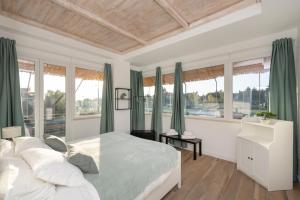 a bedroom with a large bed with green curtains at GRANDE, TERRAZZATO perfetto per famiglie e gruppi in Rome