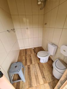 een badkamer met een toilet en een kruk erin bij Camping Valle das Aguas in Socorro