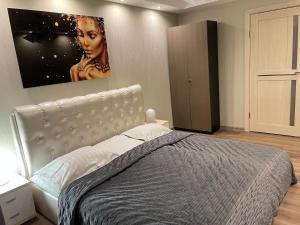 Dormitorio con cama con dosel en la pared en K.G. Apartment, en Ventspils