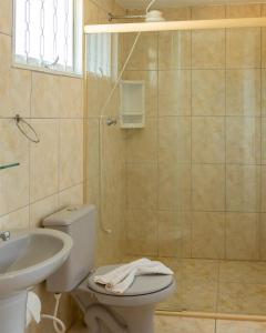 Ett badrum på Pousada Vale do Ouro Verde
