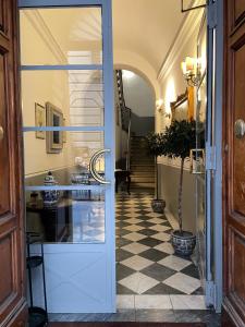 eine Tür, die zu einem Flur mit Fliesenboden führt in der Unterkunft Residenza dei Pucci in Florenz