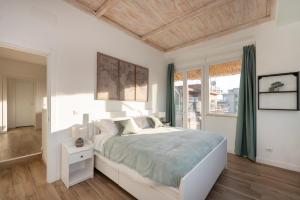 een slaapkamer met een groot bed en een houten plafond bij GRANDE, TERRAZZATO perfetto per famiglie e gruppi in Rome