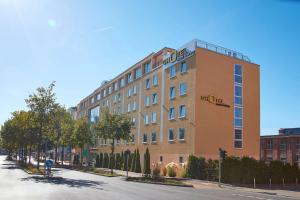 un edificio con un cartel en el costado en GHOTEL hotel & living Göttingen en Gotinga