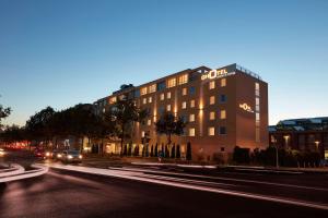 un edificio con un cartello sul lato di una strada di GHOTEL hotel & living Göttingen a Gottinga