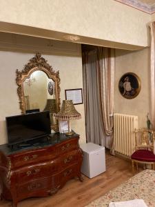 un soggiorno con cassettiera e specchio di Antica Dimora Isernia a Isernia