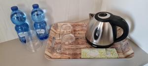 Příslušenství pro přípravu čaje a kávy v ubytování Elements B&B