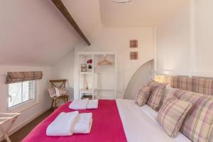 Un pat sau paturi într-o cameră la Luxury Cottage Nestled in the Heart of Pickering - Pet Friendly