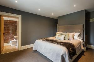 een slaapkamer met een groot bed in een kamer bij The Percy Arms in Chatton