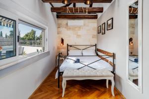 um quarto com uma cama e uma janela em Apartment Ami em Split