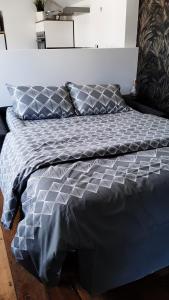 En eller flere senge i et værelse på Studio chaleureux en hyper centre