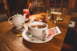 filiżankę kawy na drewnianym stole z napojami w obiekcie Hotel Mar & Vino w mieście Pichilemu