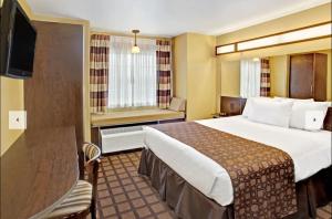 Postel nebo postele na pokoji v ubytování Microtel Inn & Suites by Wyndham Round Rock