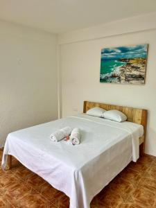 een slaapkamer met een bed met handdoeken erop bij Hotel Masam Isla Mujeres in Isla Mujeres