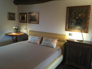 una camera con letto, lampada e tavolo di Holiday Apartment in Historical Palace a Montepulciano