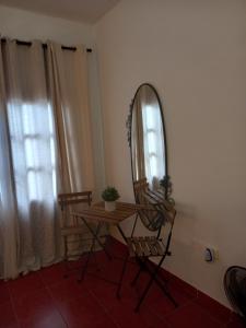 um espelho e uma mesa e uma cadeira num quarto em Casa Ramos em Arrecife